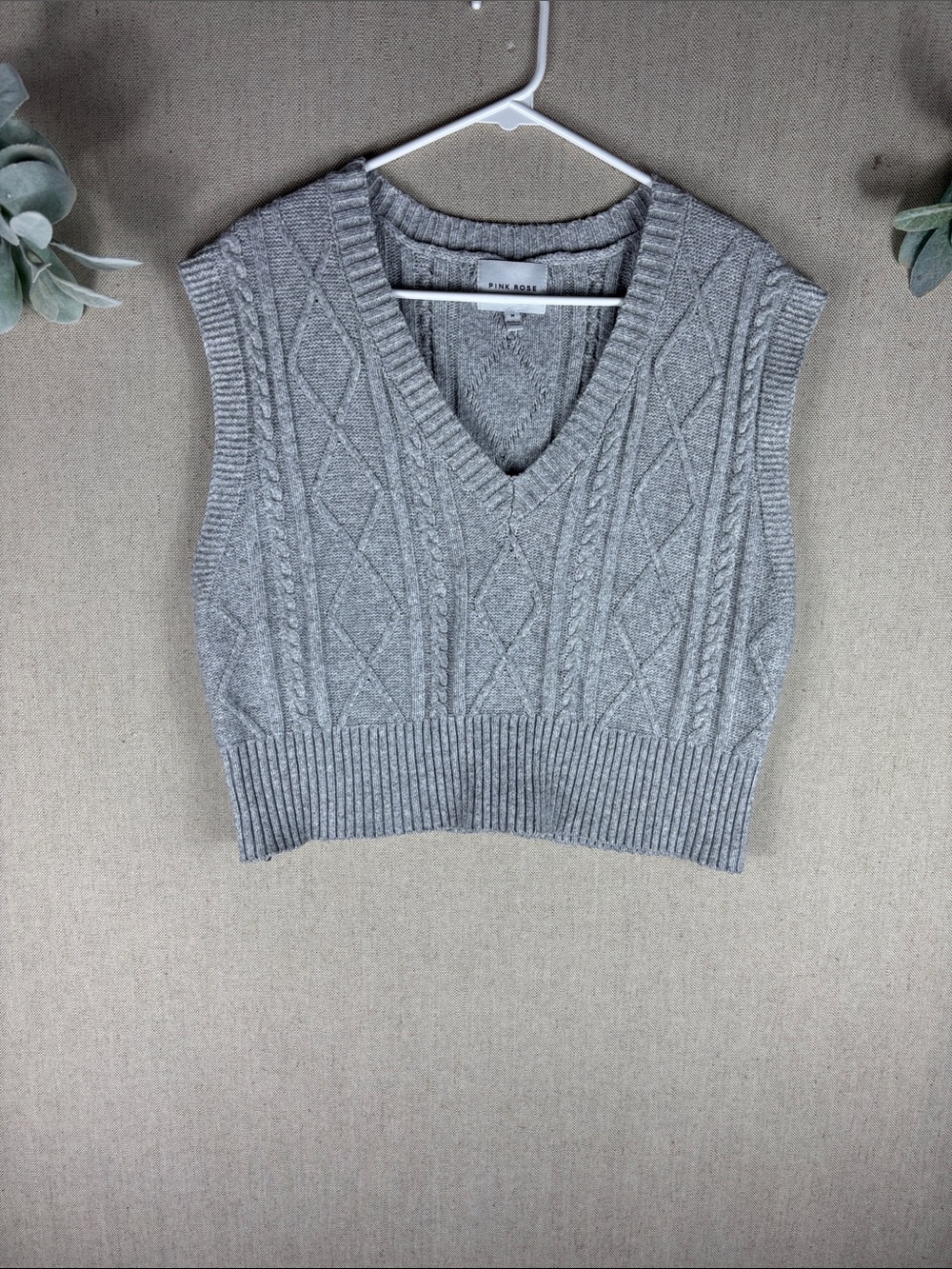 Pink Rose > Gray Cropped Cable Knit V-Neck Sweater Vest Medium